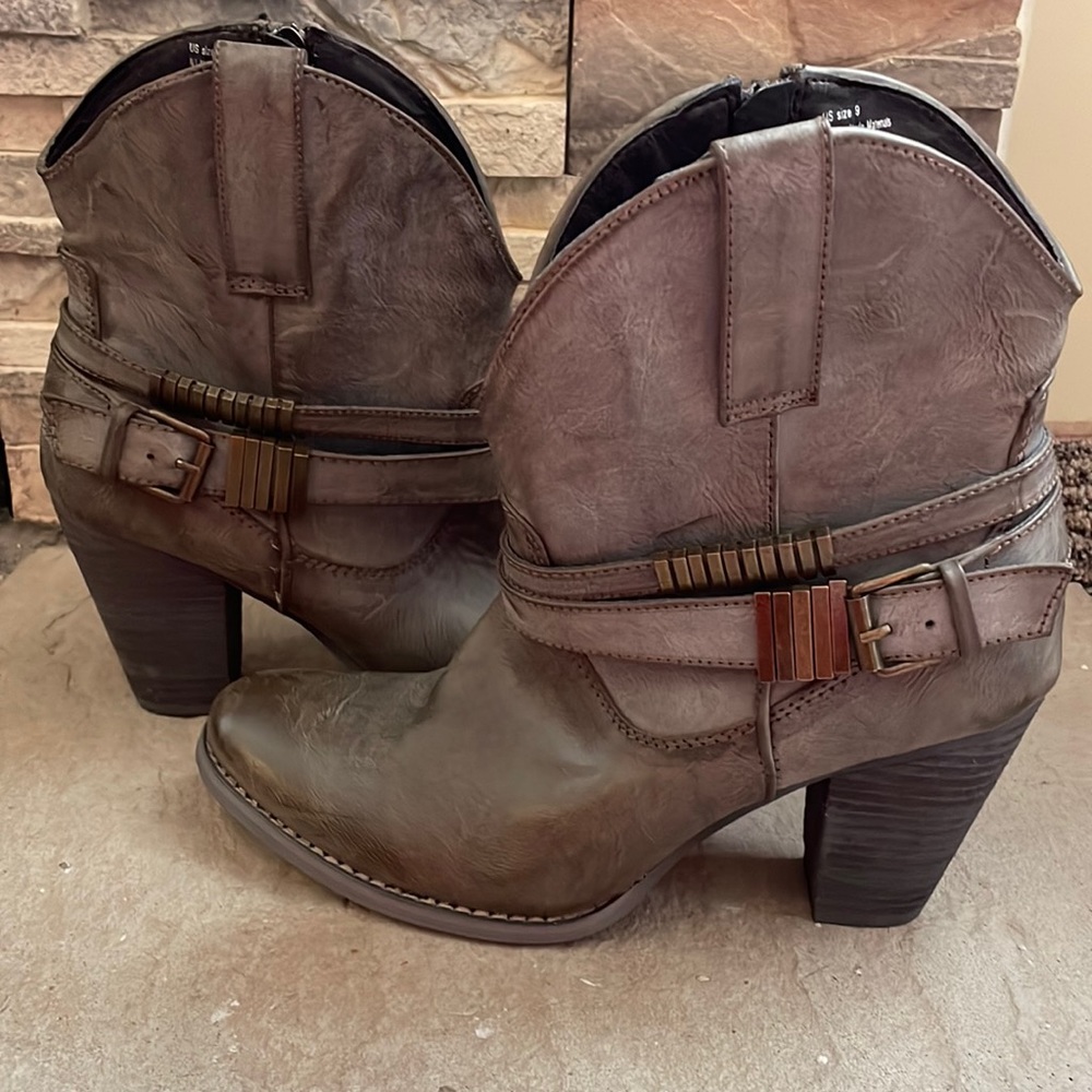 NWOT very volatile short grey boots